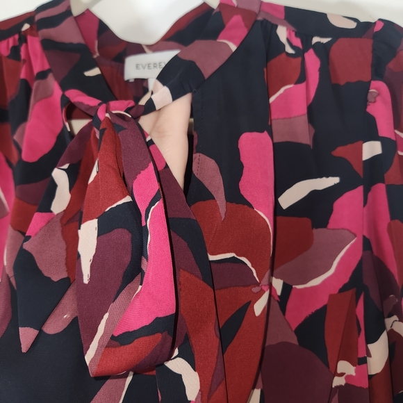 Evereve Emilia Chiffon Tie Front Blouse in a Floral Print SMALL Romantic - Picture 2 of 9